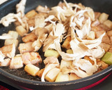 豚ねぎま串ばらして。舞茸とバター醤油炒め作り方4写真