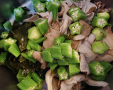 鶏とオクラと舞茸とわかめの梅酢和え作り方5写真