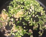 挽肉とニラとしめじの香味醤油炒め作り方1写真
