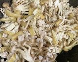 鶏ミンチとしめじの生姜炒め作り方4写真