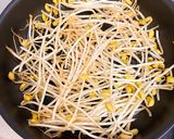 【簡単】豚バラと豆もやしの酒蒸し作り方1写真