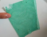 オクラの種の取り方（魚の骨抜きを使って）作り方4写真