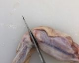 包丁で食べやすく　手羽中ハーフ作り方2写真