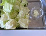 鶏もも肉とキャベツのにんにくいため作り方2写真
