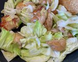 鶏もも肉とキャベツのにんにくいため作り方5写真