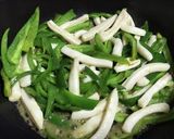 イカとピーマンとモヤシたっぷりの焼きそば作り方2写真