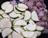 ズッキーニを豚バラ肉の油で炒める作り方5写真