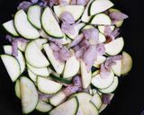 ズッキーニを豚バラ肉の油で炒める作り方6写真