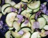 ズッキーニを豚バラ肉の油で炒める作り方8写真