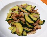 ズッキーニを豚バラ肉の油で炒める作り方9写真