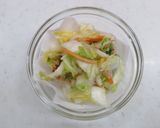簡単☆こんにゃくと白菜漬けのごま油風味作り方1写真