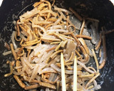 材料2つ♫ゼンマイ水煮と蒟蒻の炒め煮作り方2写真