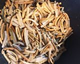 材料2つ♫ゼンマイ水煮と蒟蒻の炒め煮作り方3写真