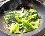 ごま風味香る！しらすと小松菜の麺つゆ炒め作り方4写真