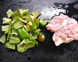 簡単！鶏ももとピーマンの塩昆布炒め作り方1写真