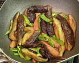 調味料不要・茄子とソーセージの炒め物作り方4写真
