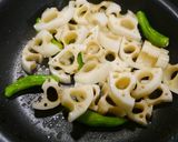 簡単！豚とレンコンの炒め物作り方3写真