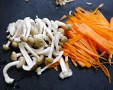 簡単！みょうがと野菜のお味噌汁作り方1写真