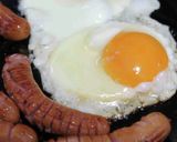 目玉とソーセージのカリカリ朝食作り方4写真