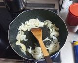 魚肉ソウセージと玉ねぎのカルボナーラ作り方1写真