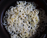 簡単！ひき肉とれんこんのカレー炒め作り方2写真
