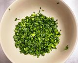 【離乳食後期】レンジでニラ作り方1写真