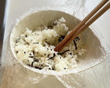 ほんのりごま油✨塩昆布とごま塩のおにぎり作り方4写真