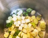 煮込んだネギと生姜が美味しい豚汁作り方1写真