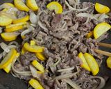 牛肉とズッキーニの塩こうじ炒め♪作り方2写真