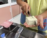 調理実習　わかめと豆腐の味噌汁作り方1写真
