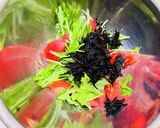 【低糖質】水菜とトマトとひじきのサラダ作り方2写真