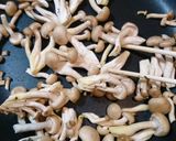 簡単!美味しい♪しめじと卵のオイマヨ炒め作り方2写真