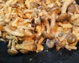 簡単!美味しい♪しめじと卵のオイマヨ炒め作り方5写真