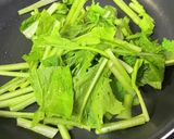 鶏ささ身とカブの葉の味噌炒め作り方3写真
