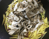 さつま芋と舞茸の甘辛ごま炒め♪作り方2写真