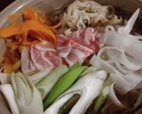 バラ肉と薄く切った野菜で鍋物作り方7写真