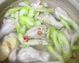 手羽元とセロリのスープ作り方3写真