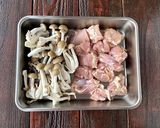 鶏肉ときのこのシュクメルリ風作り方1写真