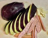賀茂茄子とソーセージのニンニク炒め作り方1写真