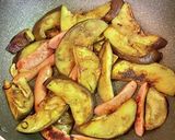 賀茂茄子とソーセージのニンニク炒め作り方4写真