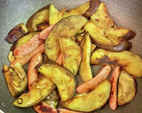 賀茂茄子とソーセージのニンニク炒め作り方4写真