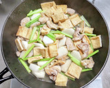 カブと鶏のもも・むね肉と油揚げの塩煮作り方4写真