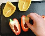 材料３つ 簡単　パプリカ肉詰めハンバーグ作り方2写真
