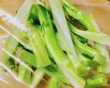 焼肉のタレでブロッコリー茎の甘辛肉巻き作り方1写真