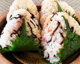 梅と塩昆布と大葉のおにぎり作り方3写真