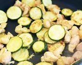 ズッキーニと鶏肉のカレー炒め◇バター添え作り方4写真