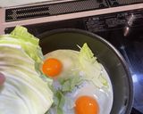 目玉焼きとキャベツ蒸し作り方2写真