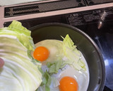 目玉焼きとキャベツ蒸し作り方2写真