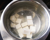 豆腐となめことわかめと長ネギの味噌汁。作り方1写真