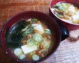 豆腐となめことわかめと長ネギの味噌汁。作り方5写真